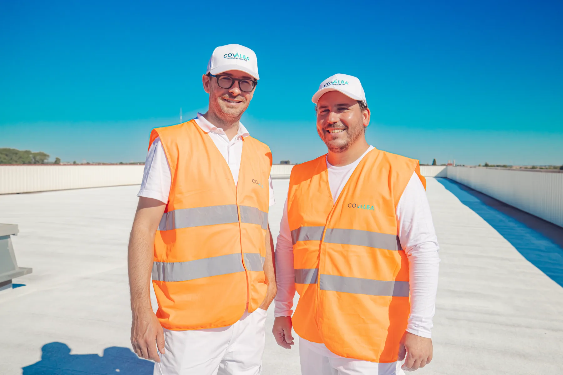 Maxime et Bertrand, fondateurs de Covalba, sur une toiture
